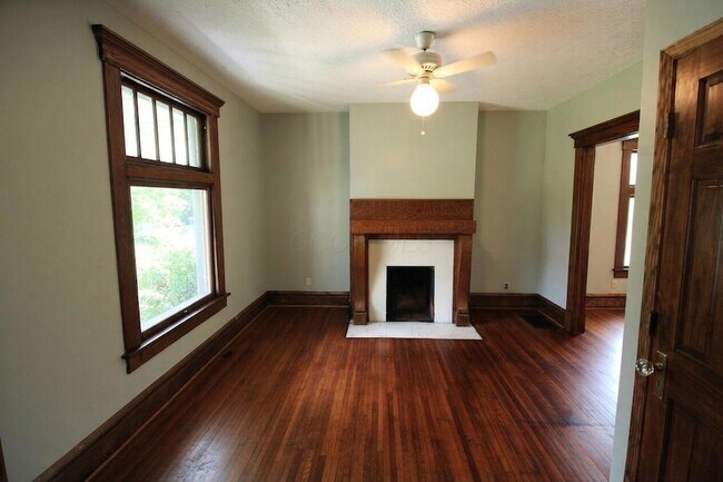 Building Photo - 142 E Northwood Ave