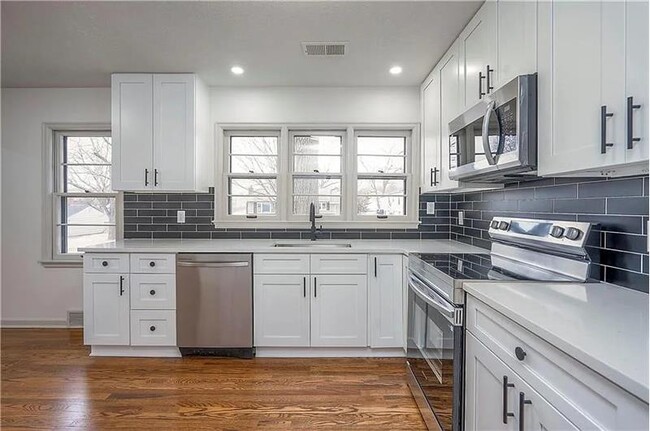 Building Photo - 7405 Glenwood Ln