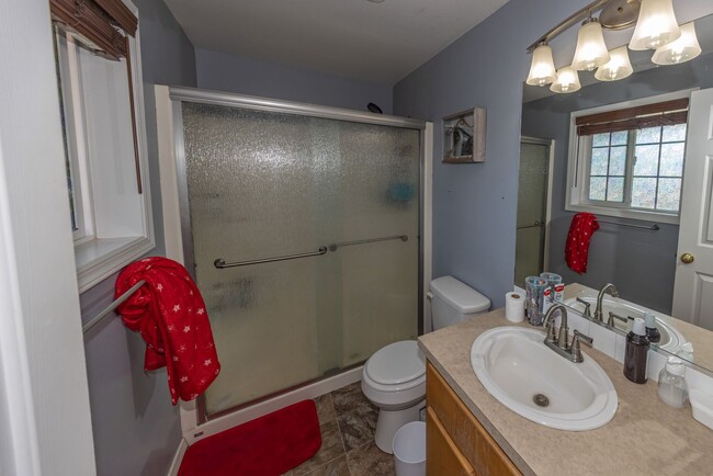 Building Photo - 5 Bedroom home, 2488sf with Central Air. Fenced Yard