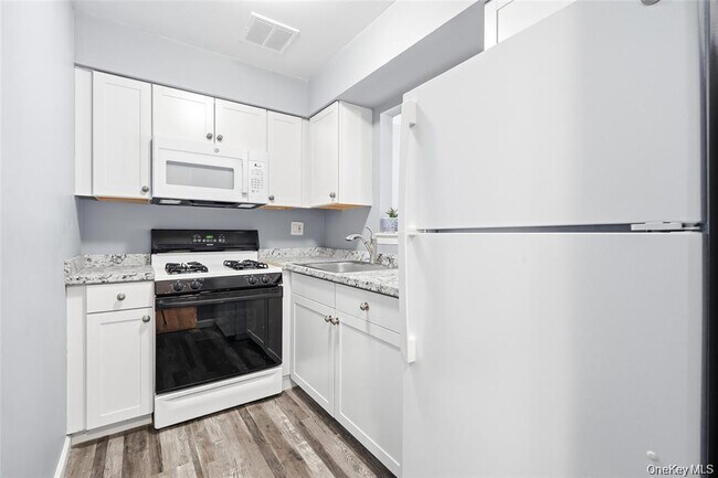 Building Photo - 9 Charles Ln