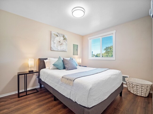 Building Photo - Clean and Cozy 2 bedroom condo with private parking