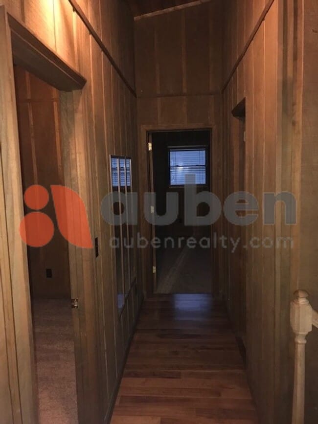 Building Photo - Log cabin home minutes to Downtown Chattan...
