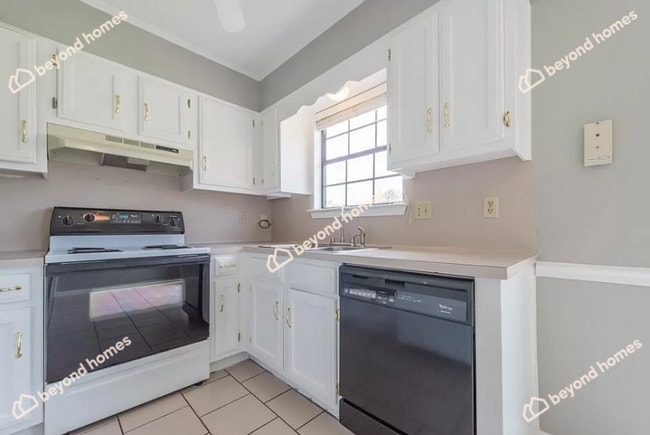 Building Photo - Updated 3BD/1.5BA Gem with Fireplace & Fen...