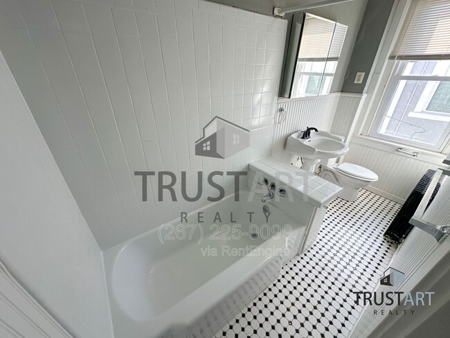 Building Photo - 437 Markle St