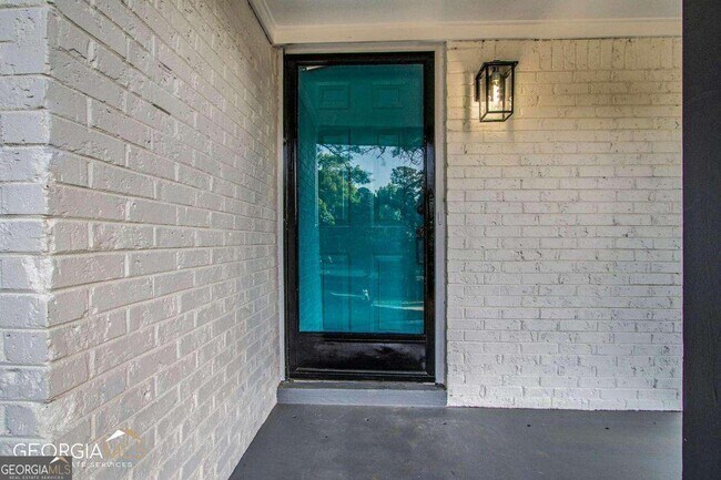 Building Photo - 2243 7 Oaks Cir