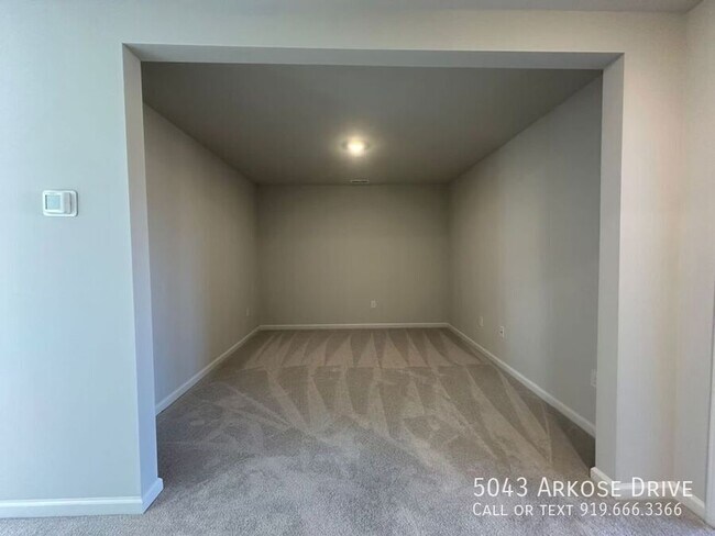 Building Photo - 5043 Arkose Dr