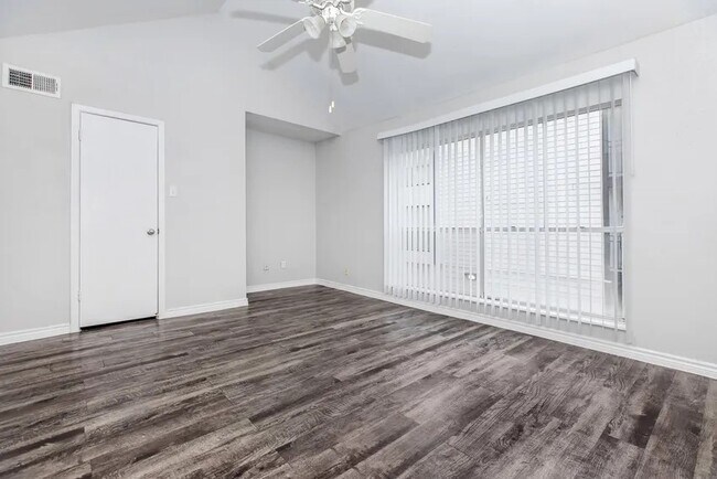 Building Photo - 4400 Memorial Dr