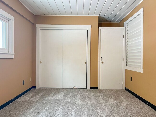 Building Photo - 6 month lease! 3 bed/ 1 bath Single Family...