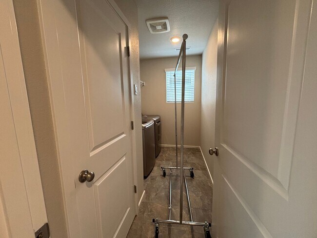 Building Photo - Beautiful 4 Bed/2.5 Bath Plus Office with ...