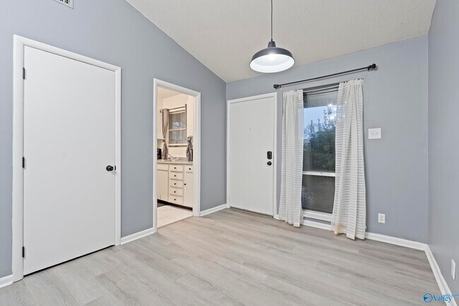 Building Photo - 2014 Colony Dr SW