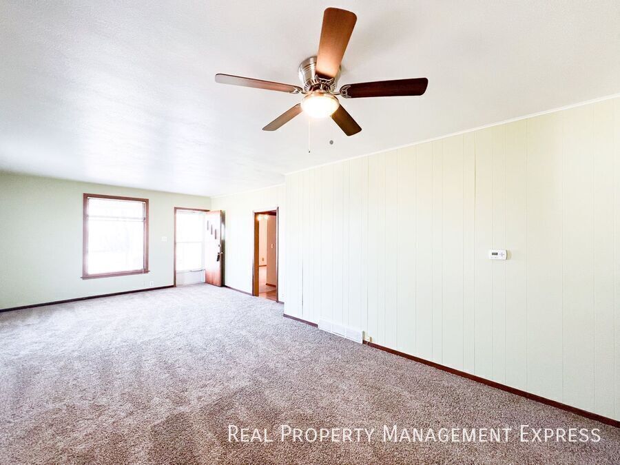 Building Photo - 3 Bed 1.5 Bath Near Downtown Sioux Falls