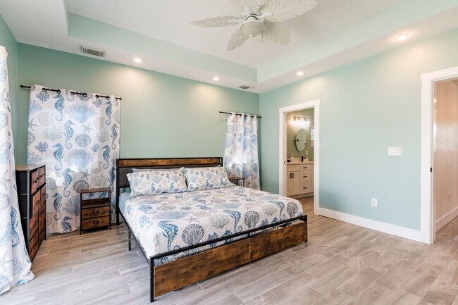 Building Photo - Fully Renovated Beachside Beauty – Walk to the Sand