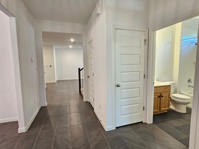 Building Photo - Beautiful 3 Bed / 3 Bath Home in North Lea...