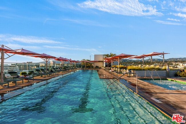 Building Photo - 700 Broadway