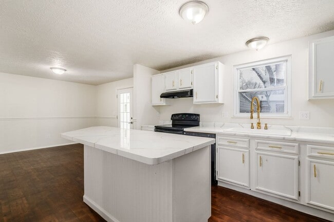 Building Photo - Beautifully Updated Reynoldsburg Home Near a Park!