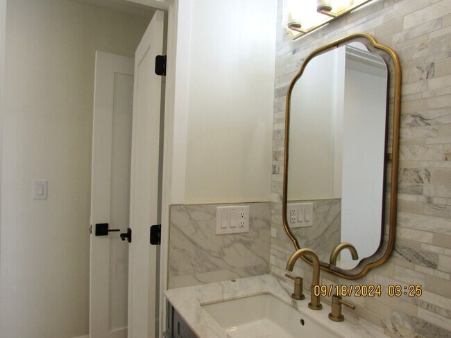 Building Photo - Completely remodeled 2bed/2bath cottage in...