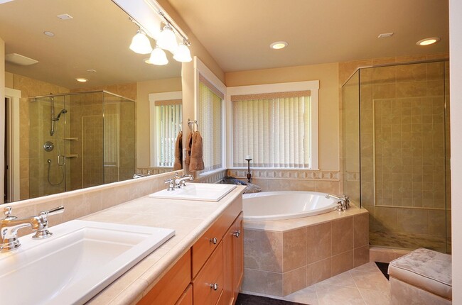 Building Photo - Stunning 5 bedroom Kirkland Home
