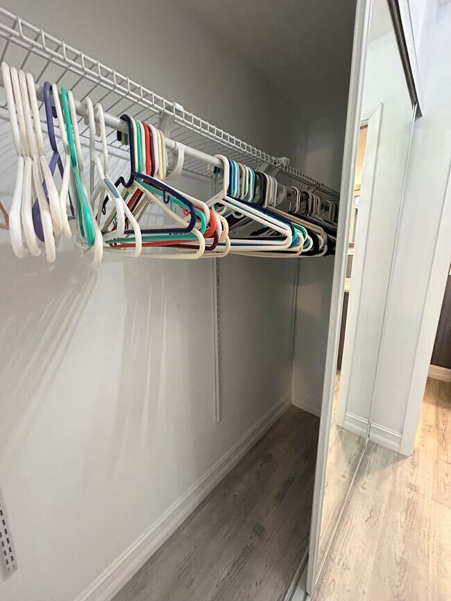 Building Photo - Updated 1 Bed/1.5 Bath Near the Beach! Gre...