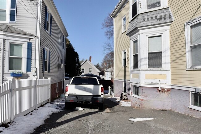 Building Photo - 10 Cushing St