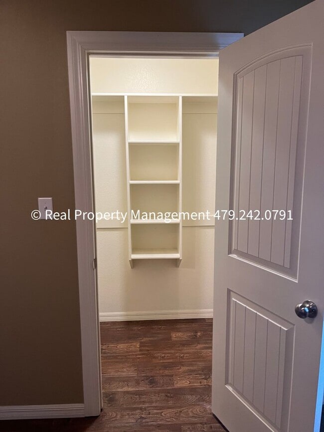 Building Photo - Very Nice 3B/2B Duplex Available NOW!
