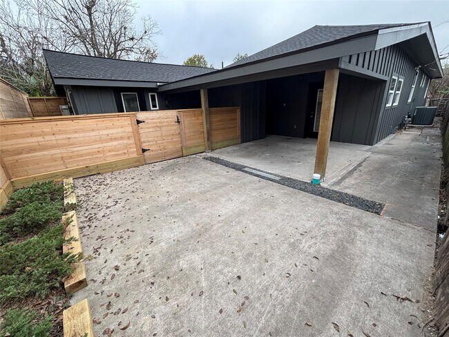 Building Photo - 430 N Hutcheson St