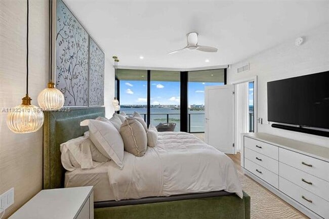 Building Photo - 700 NE 24th St