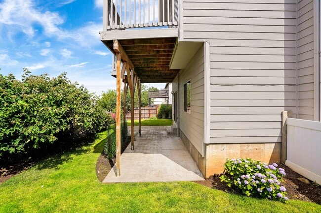 Building Photo - Spacious 4 bed, 3 bath home with sprawling views in West Salem