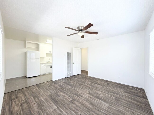 Building Photo - Single level duplex a block to the beach!