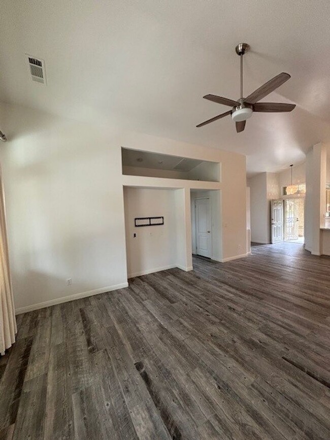 Building Photo - Immaculate 3 Bedroom / 2.5 Bathroom + Offi...