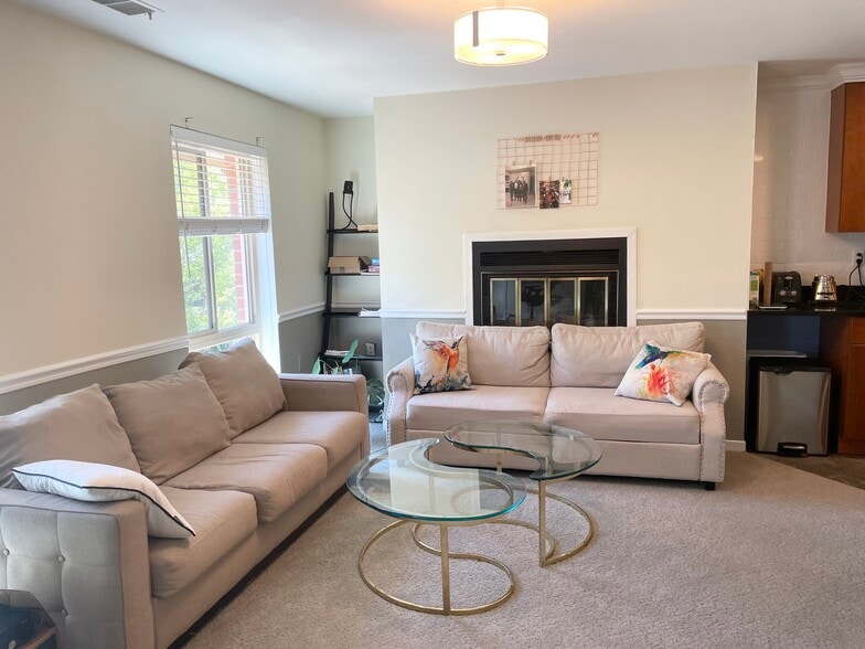 Living room - 10 W Hill St
