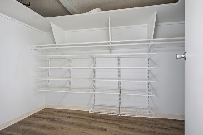 Building Photo - Stunning Echo Park 2 Bed / 1 Bath with Breathtaking Lake Views