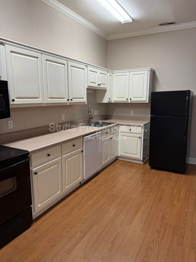 Building Photo - 202 S Cave St