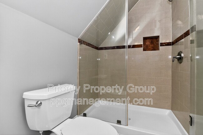 Building Photo - 16205 Riverpointe Dr