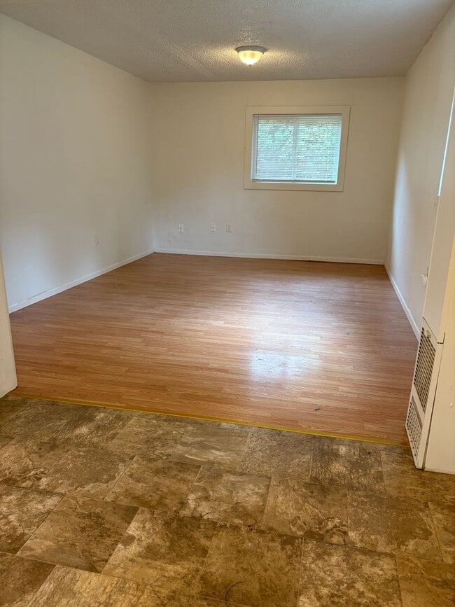 Building Photo - Great location, Great price!