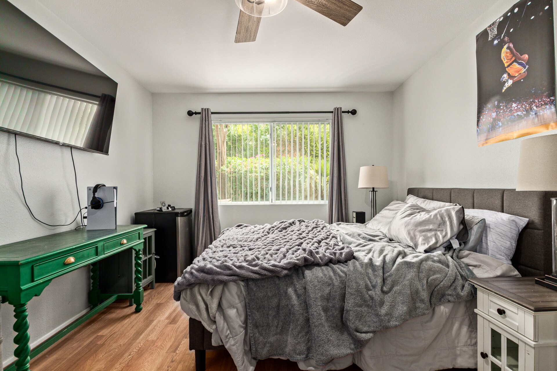 Primary bedrrom - 115 W 10th St