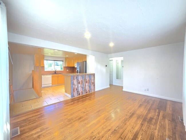 Building Photo - $2,495 - 3 Bed / 2 Bath Charming Home in Shadle Area with Utilities Included in Rent