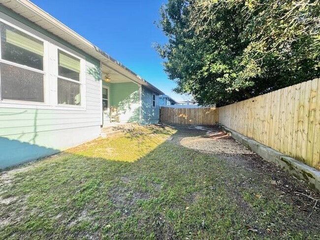 Building Photo - Palm Heaven!!Application and more info @ https://www.sandseekerrealty.com/long-term-rentals/. Cli...