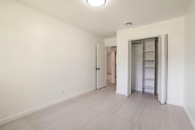 Building Photo - 320 NE 42nd St