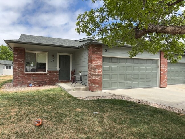 Building Photo - STUDENTS WELCOME! 3 Bed, 2 Bath Duplex in West Fort Collins close to Foothills