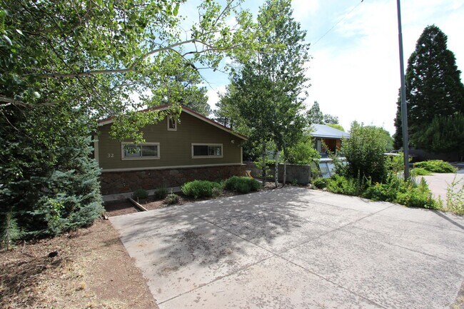 Building Photo - Spacious 3BR home Near NAU | New Carpet + Parking for 3 Vehicles