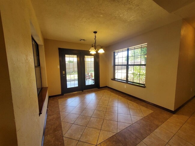Building Photo - 2802 NE Scottsdale Cir