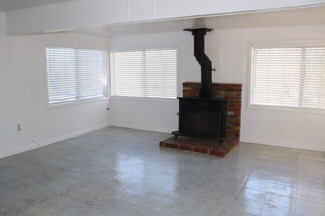 Building Photo - 2416 Cedar Dr