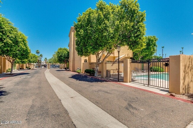Building Photo - 5015 E Cheyenne Dr