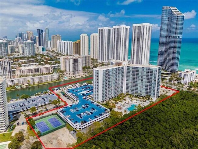 Building Photo - 100 Bayview Dr