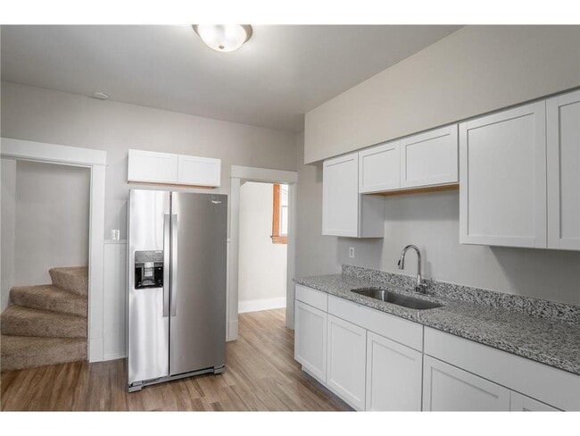 Building Photo - 188 Wyoming St E