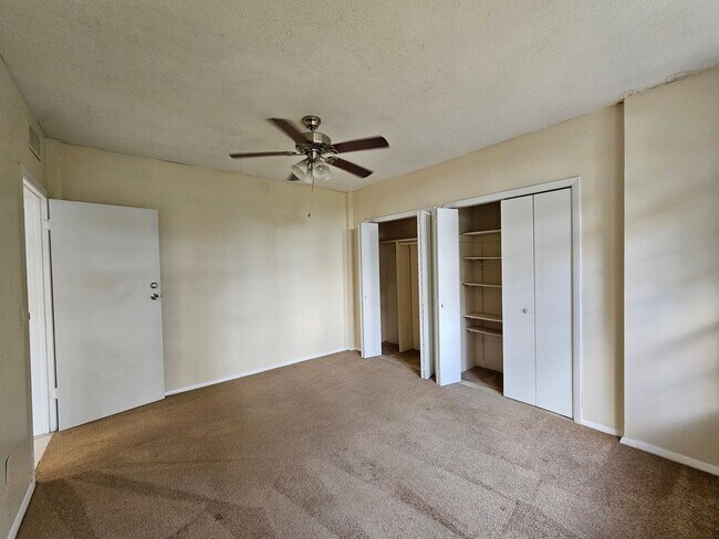 Building Photo - 6 Bedroom/3 Bath home in Black Acres