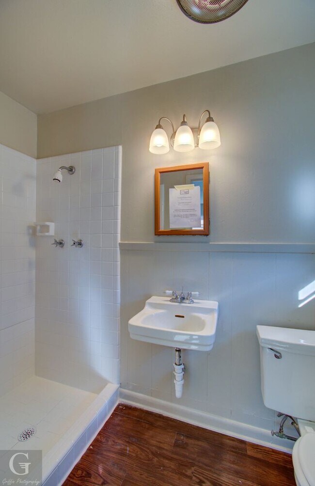 Building Photo - 4 bedroom 2.5 bathroom **$300 OFF 1ST MONTH
