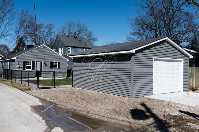 Building Photo - FULLY RENOVATED HOME NEAR DOWNTOWN PERRYSBURG | 3 BED | 2.5 CAR GARAGE | FENCED YARD