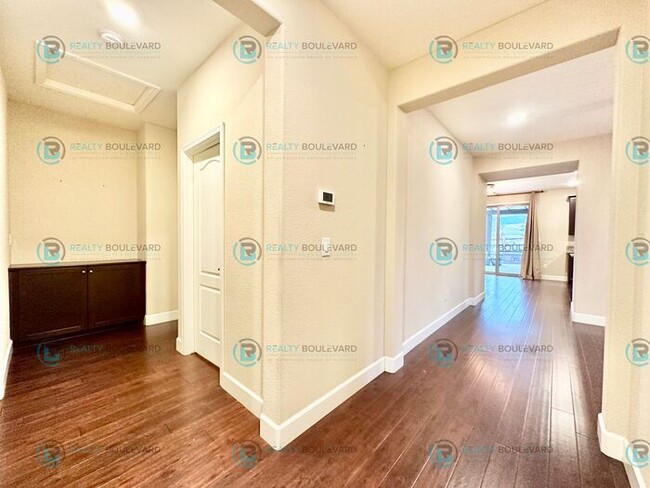 Building Photo - 1/2 Month Free! Spacious 4-Bedroom Gem in ...