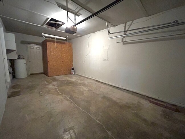Building Photo - $500 Move In Special-or-$100 off monthly r...